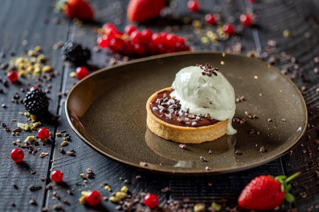 מלון Crowne Plaza Doha - The Business Park By Ihg מראה חיצוני תמונה Chocolate tart with ice cream