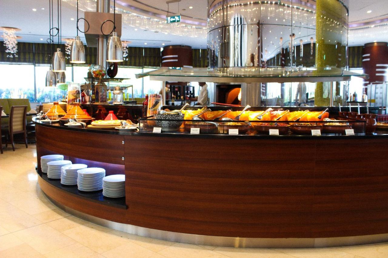 מלון Crowne Plaza Doha - The Business Park By Ihg מראה חיצוני תמונה A buffet at a hotel