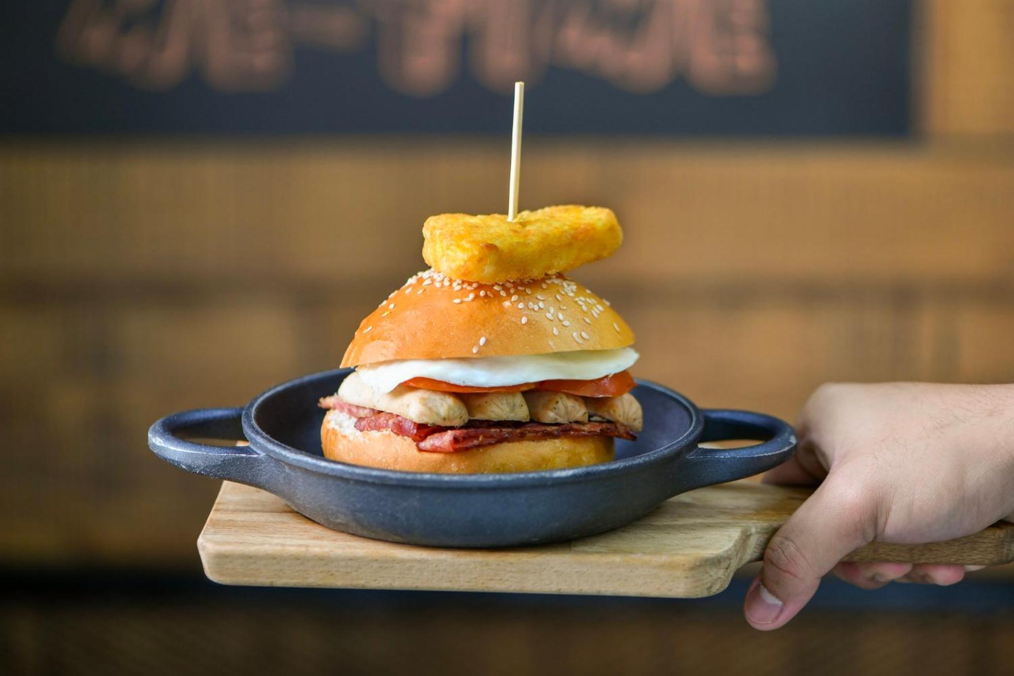מלון Crowne Plaza Doha - The Business Park By Ihg מראה חיצוני תמונה A chicken burger